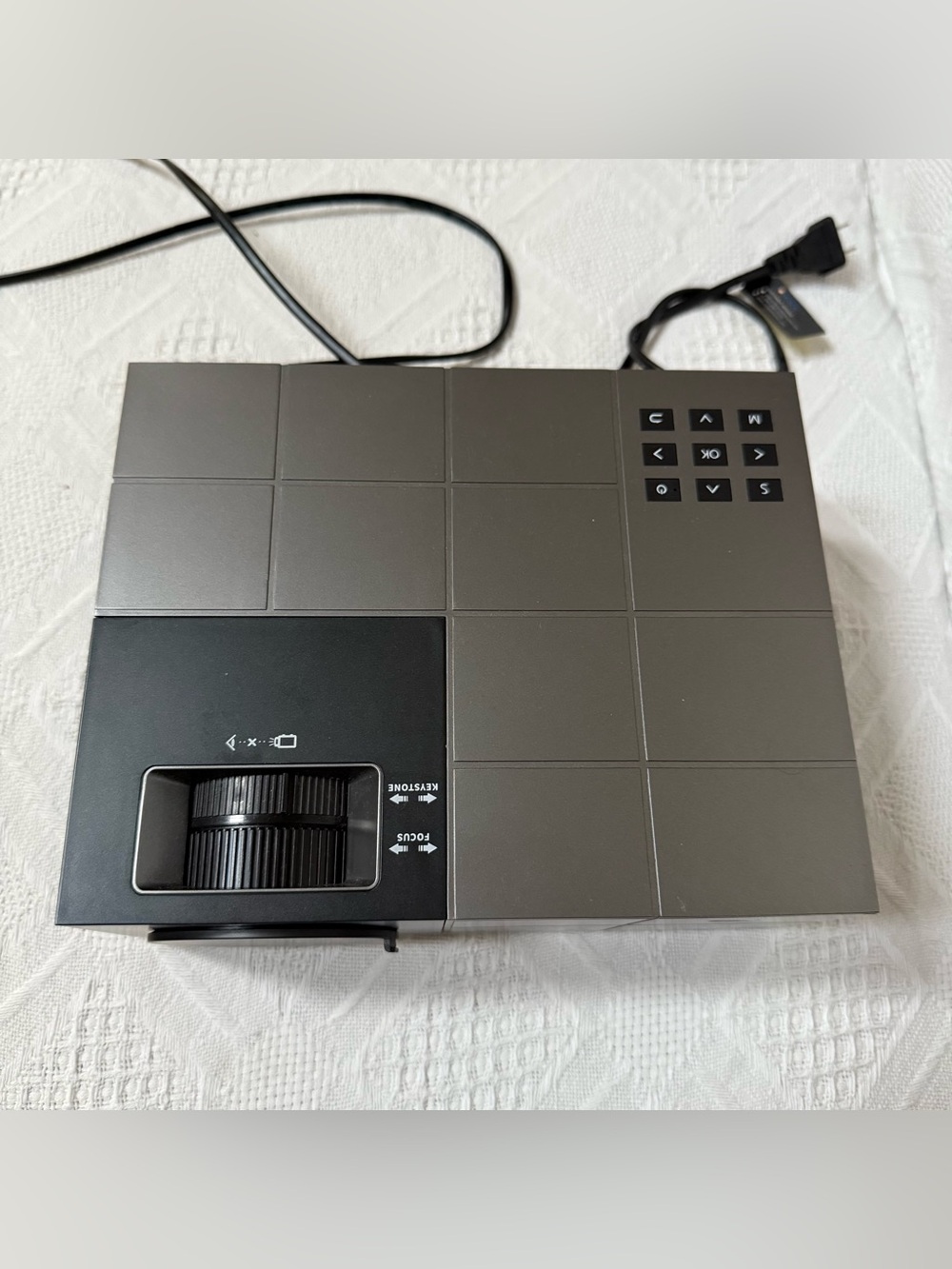 Compact Multimedia Projector - Picture 2 of 5